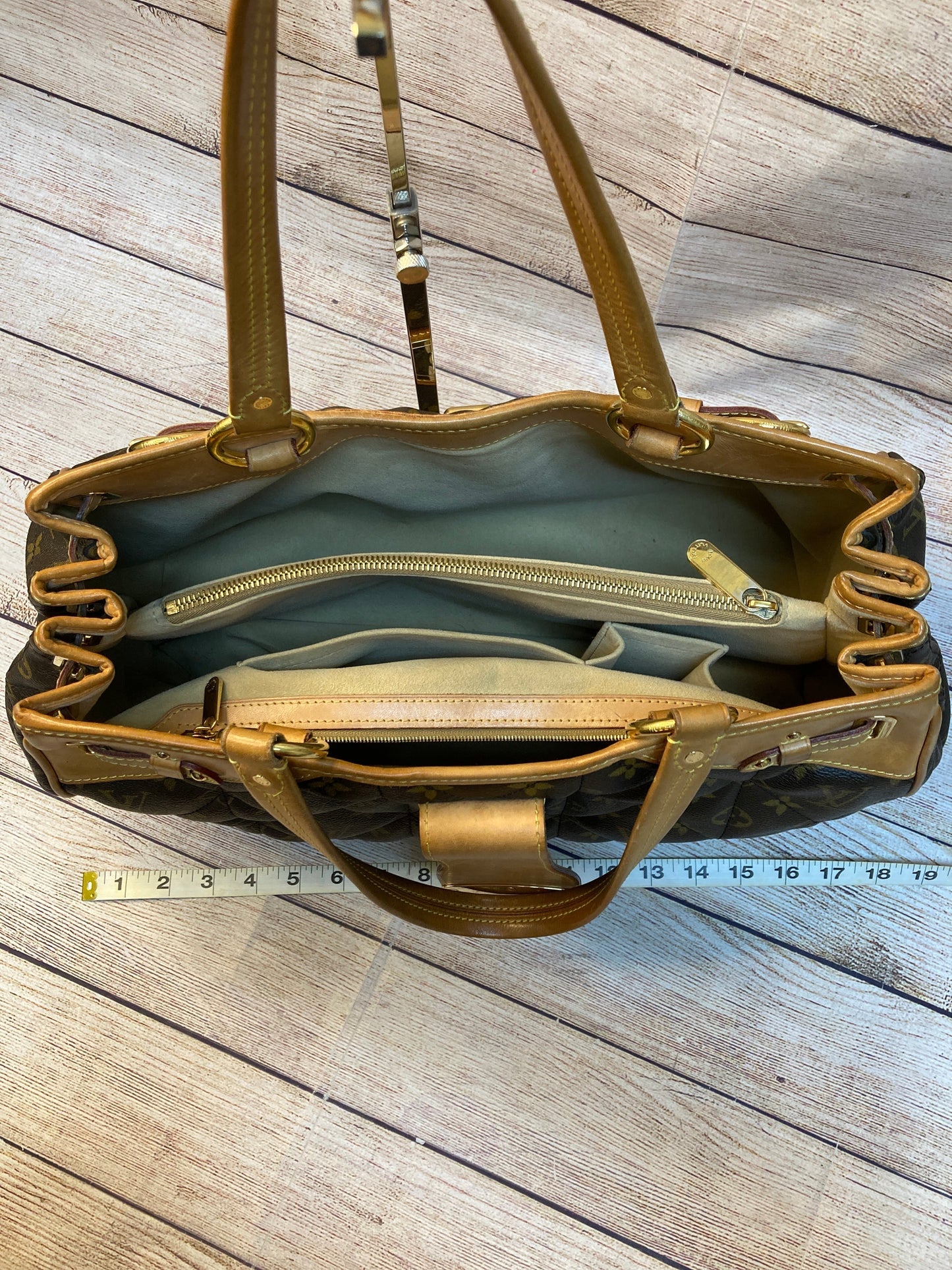 Handbag Luxury Designer By Louis Vuitton Size: Large