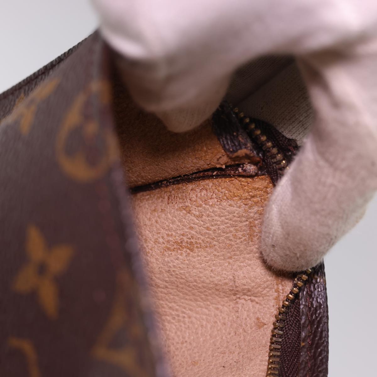 LOUIS VUITTON Monogram Poche Toilette 15 Pouch M47546 LV Auth 40511