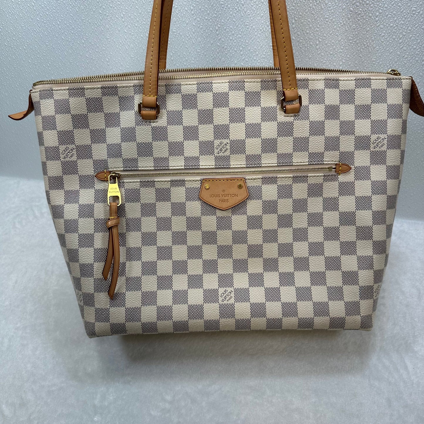 Handbag Designer By Louis Vuitton Size: Large