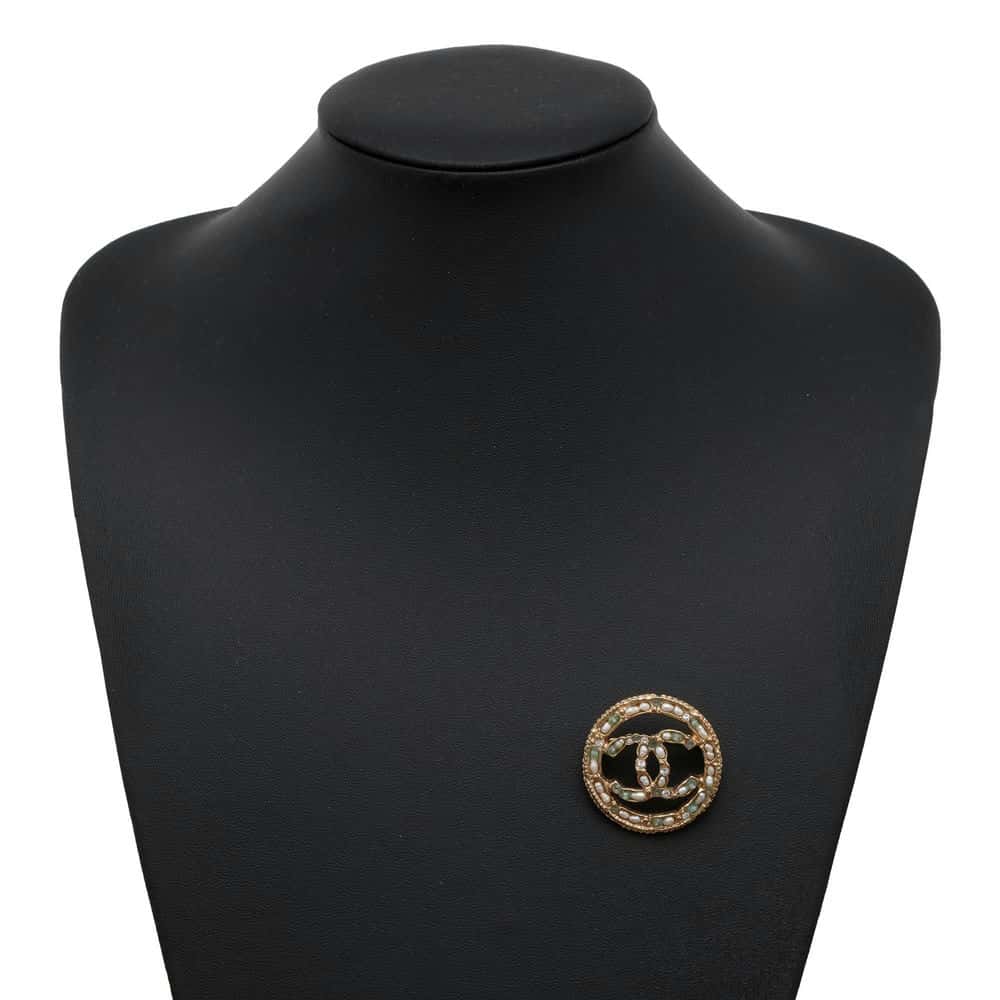 Chanel 25 Elegant Handbag 4