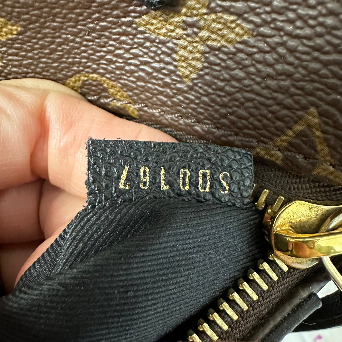 Handbag Designer By Louis Vuitton Size: Large