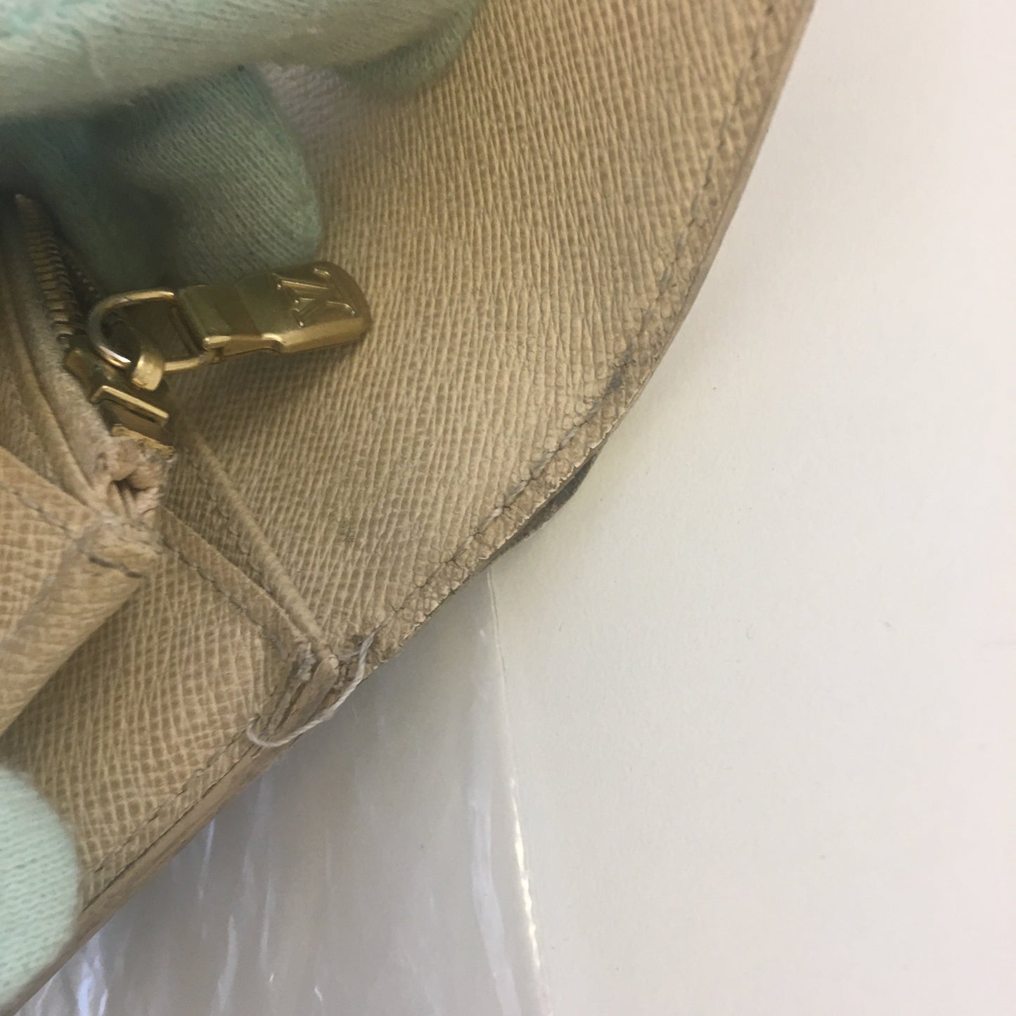 LOUIS VUITTON Wallet in White Canvas