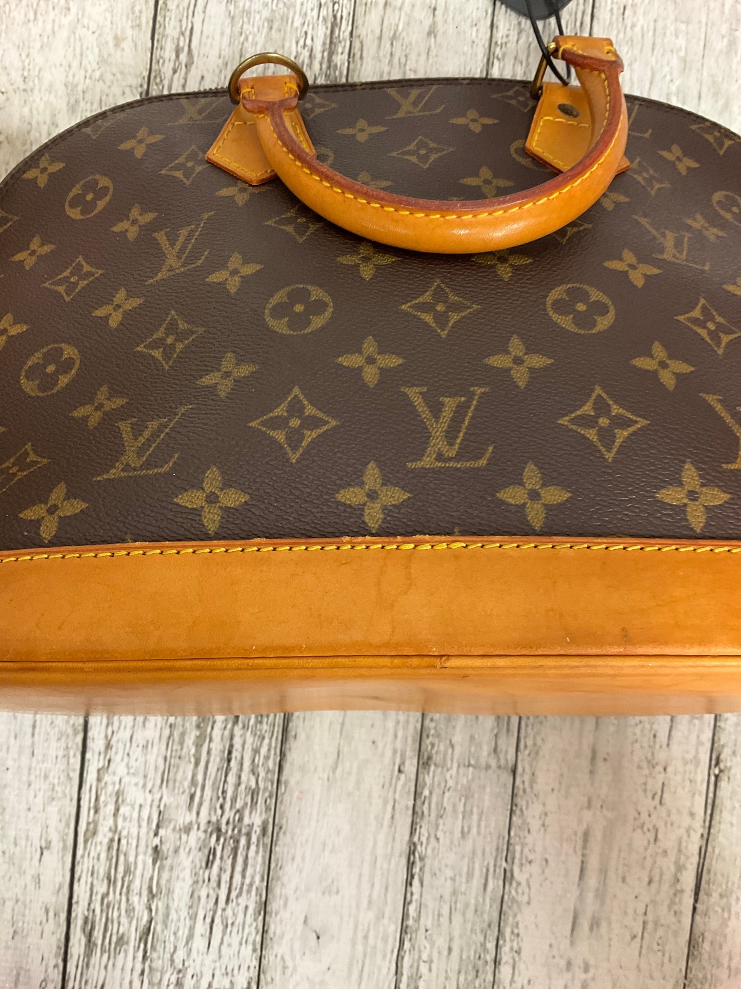 Handbag Designer By Louis Vuitton Size: Medium