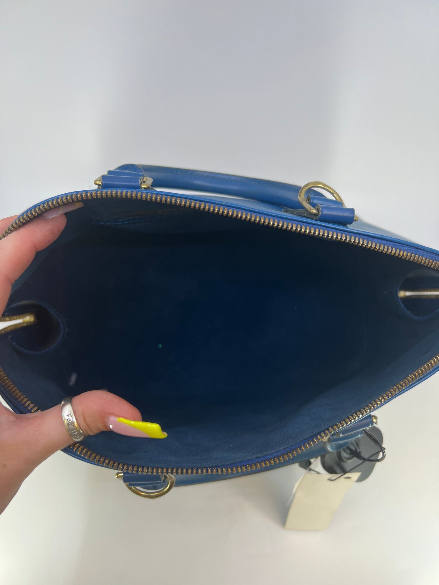 Handbag Designer By Louis Vuitton Size: Medium