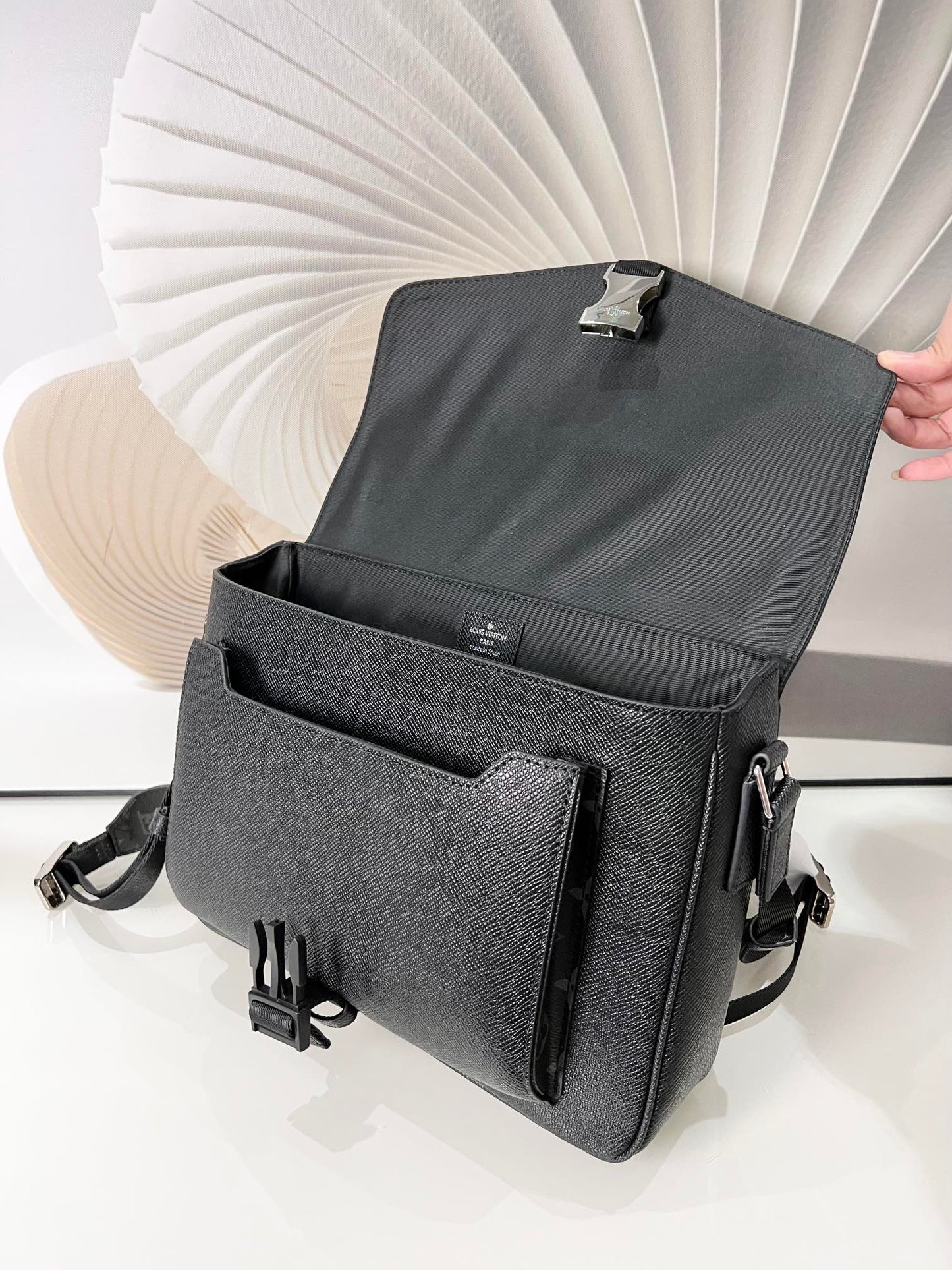 Louis Vuitton Messengerama Bag