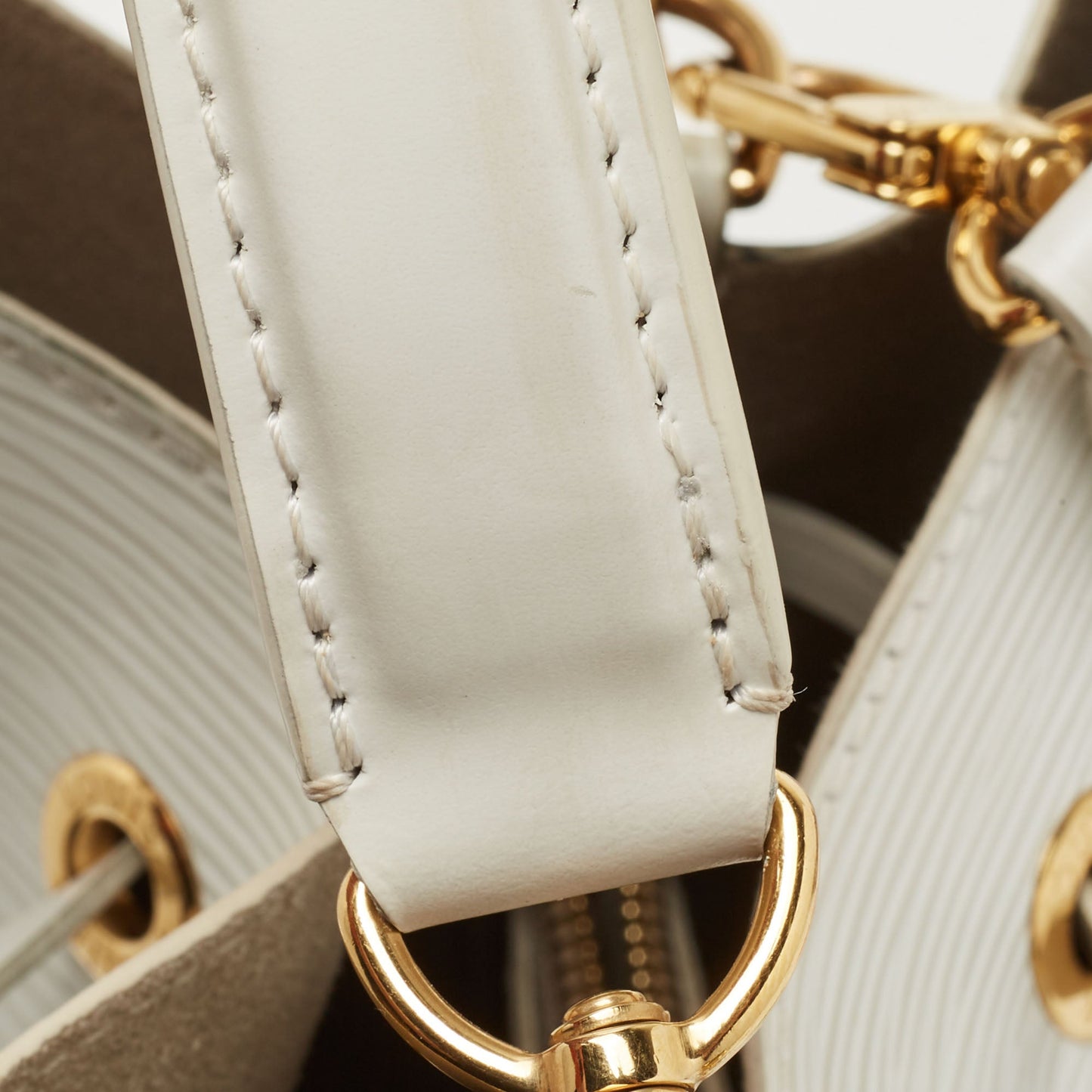 LOUIS VUITTON White Epi Leather Lovelock NeoNoe MM Bag