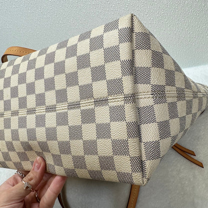 Handbag Designer By Louis Vuitton  Size: Large