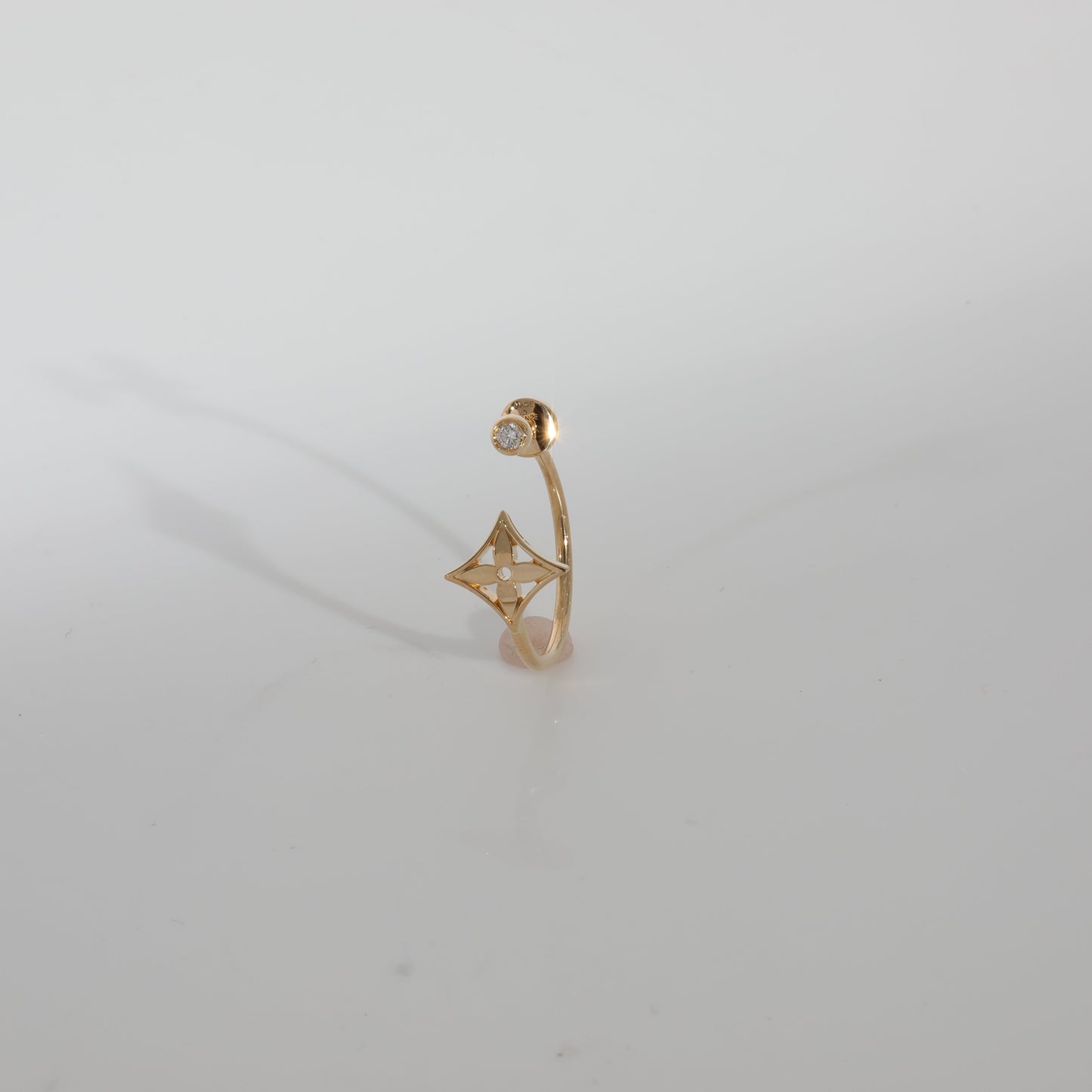 LOUIS VUITTON Idylle Blossom Diamond Earring in 18k Yellow Gold 0.04 CTW