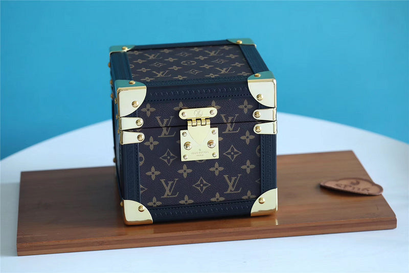 Franco Shops - Louis Vuittons  - 9530