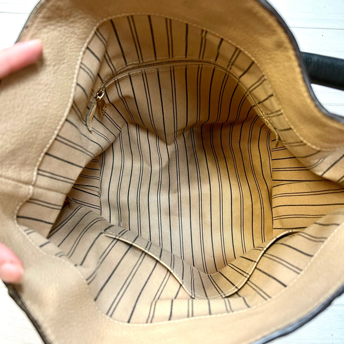 Handbag Luxury Designer By Louis Vuitton  Size: Large