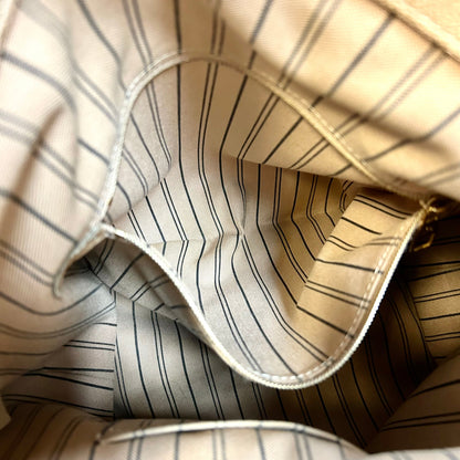 Handbag Luxury Designer By Louis Vuitton  Size: Large