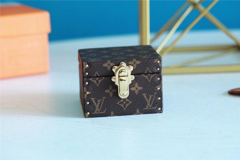 Franco Shops - Louis Vuittons  - 9525