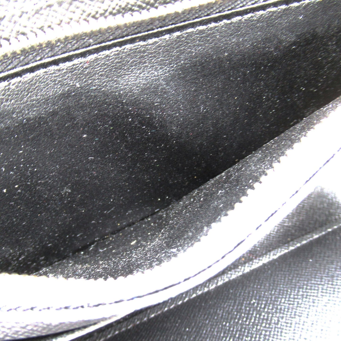 LOUIS VUITTON Zippy Dragonne Black Black Taiga leather M69409