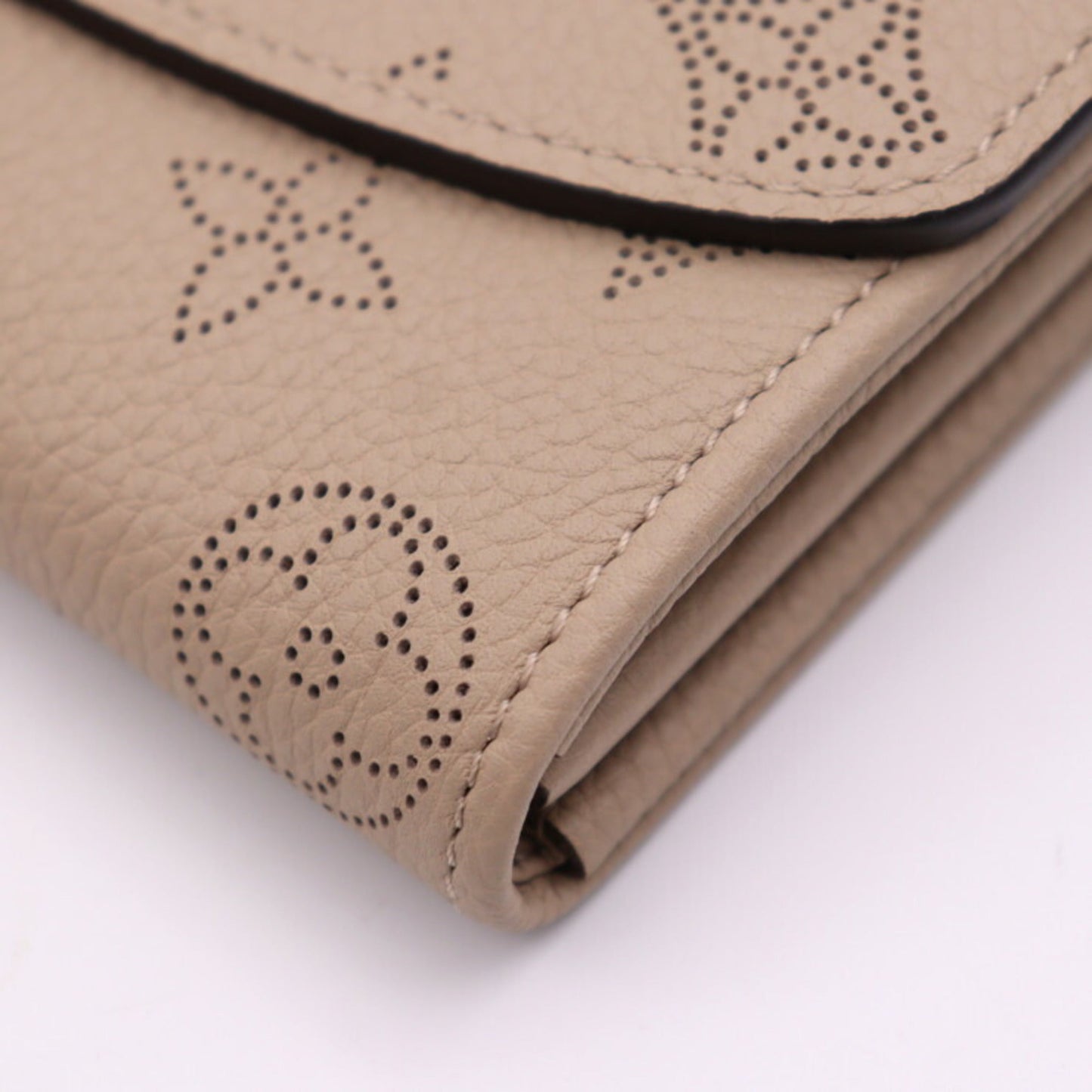 LOUIS VUITTON Portefeuille Iris Bifold Wallet M60144 Monogram Mahina Galle Beige Series Silver Hardware Long