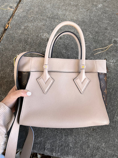 Handbag Luxury Designer By Louis Vuitton  Size: Medium