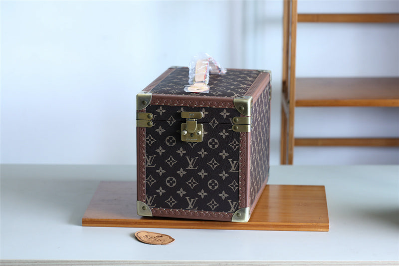 Franco Shops - Louis Vuittons  - 9512