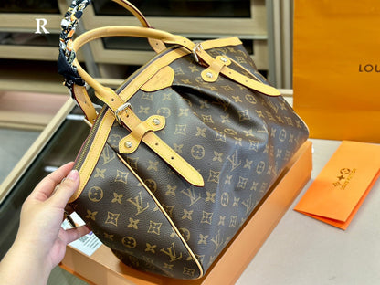 Franco Shops - Louis Vuittons  - 15011