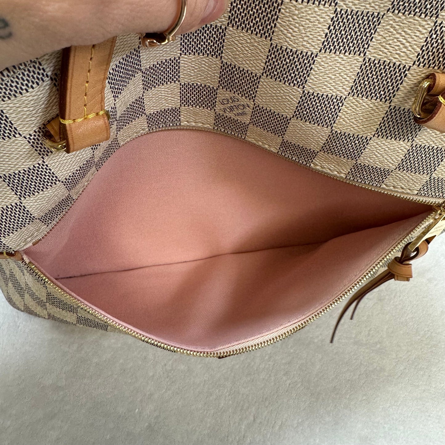 Handbag Designer By Louis Vuitton  Size: Large