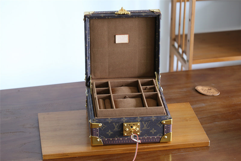 Franco Shops - Louis Vuittons  - 9551