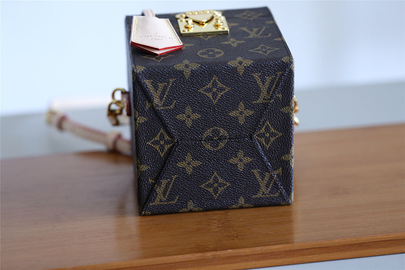 Franco Shops - Louis Vuittons  - 9402