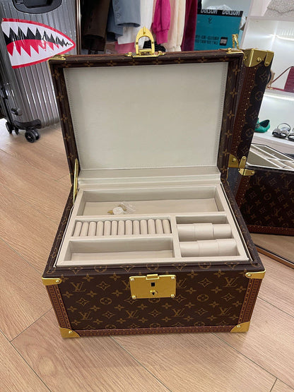 Franco Shops - Louis Vuittons  - 9504