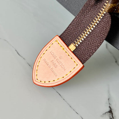 Franco Shops - Louis Vuittons  - 15730