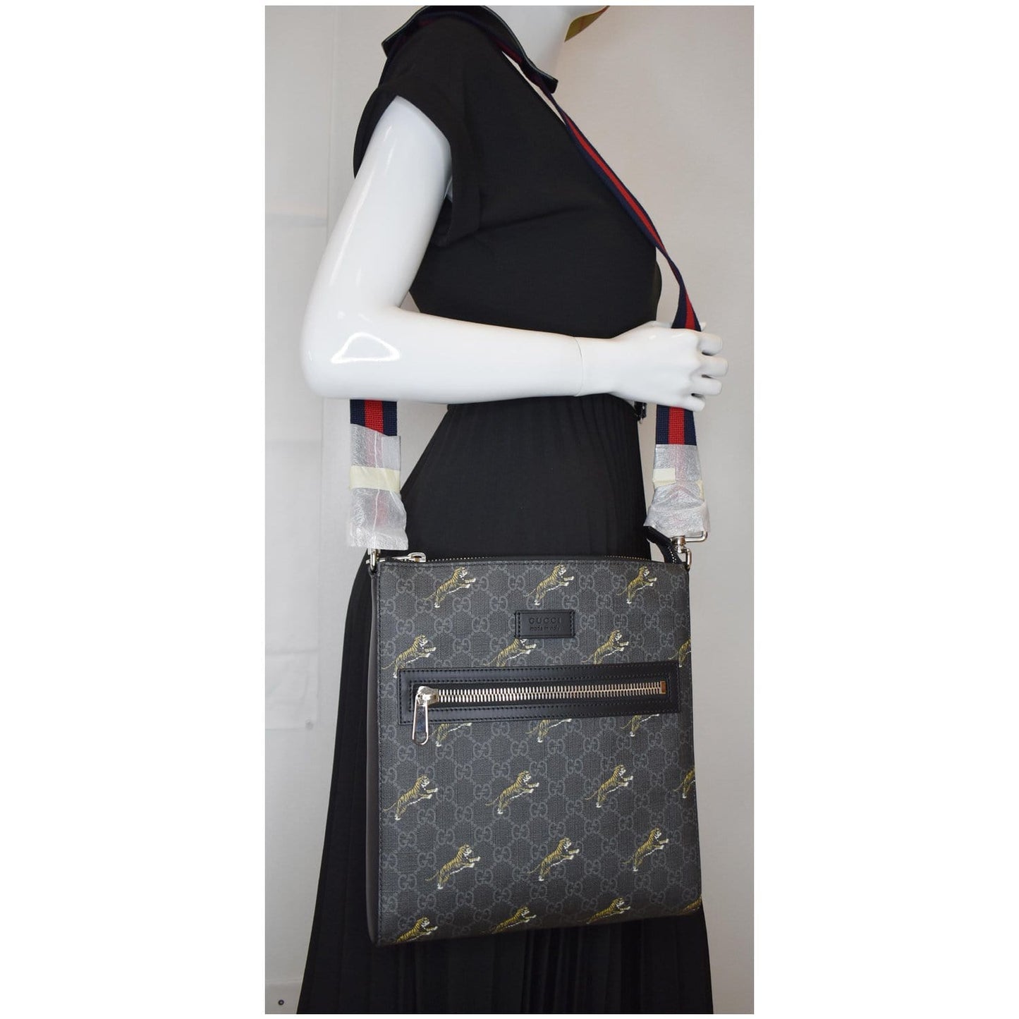 GUCCI Bestiary Tigers GG Supreme Square Messenger Bag Black 474137