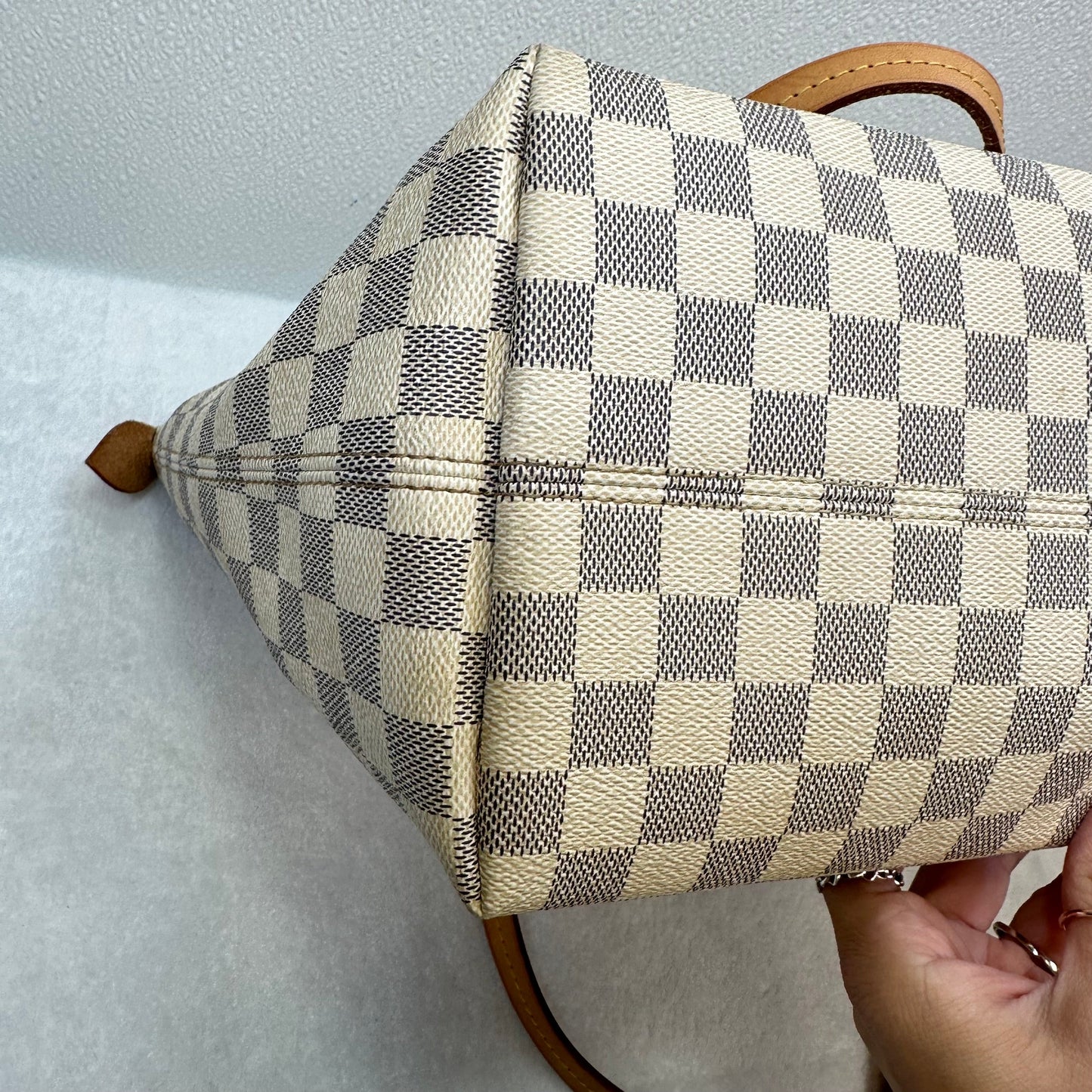 Handbag Designer By Louis Vuitton  Size: Large