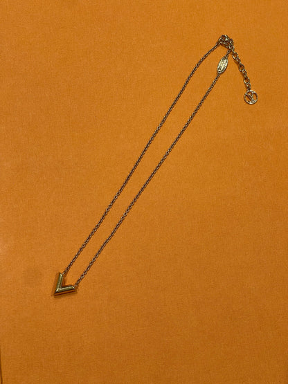 Louis Vuitton - Collier pendentif V essential gold