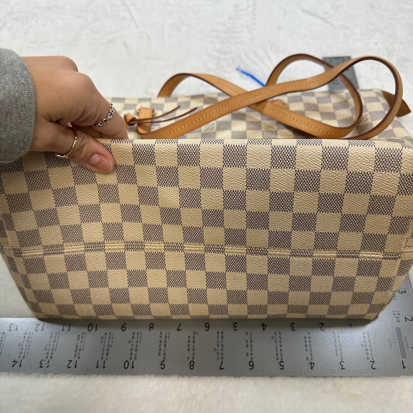 Handbag Designer By Louis Vuitton  Size: Large