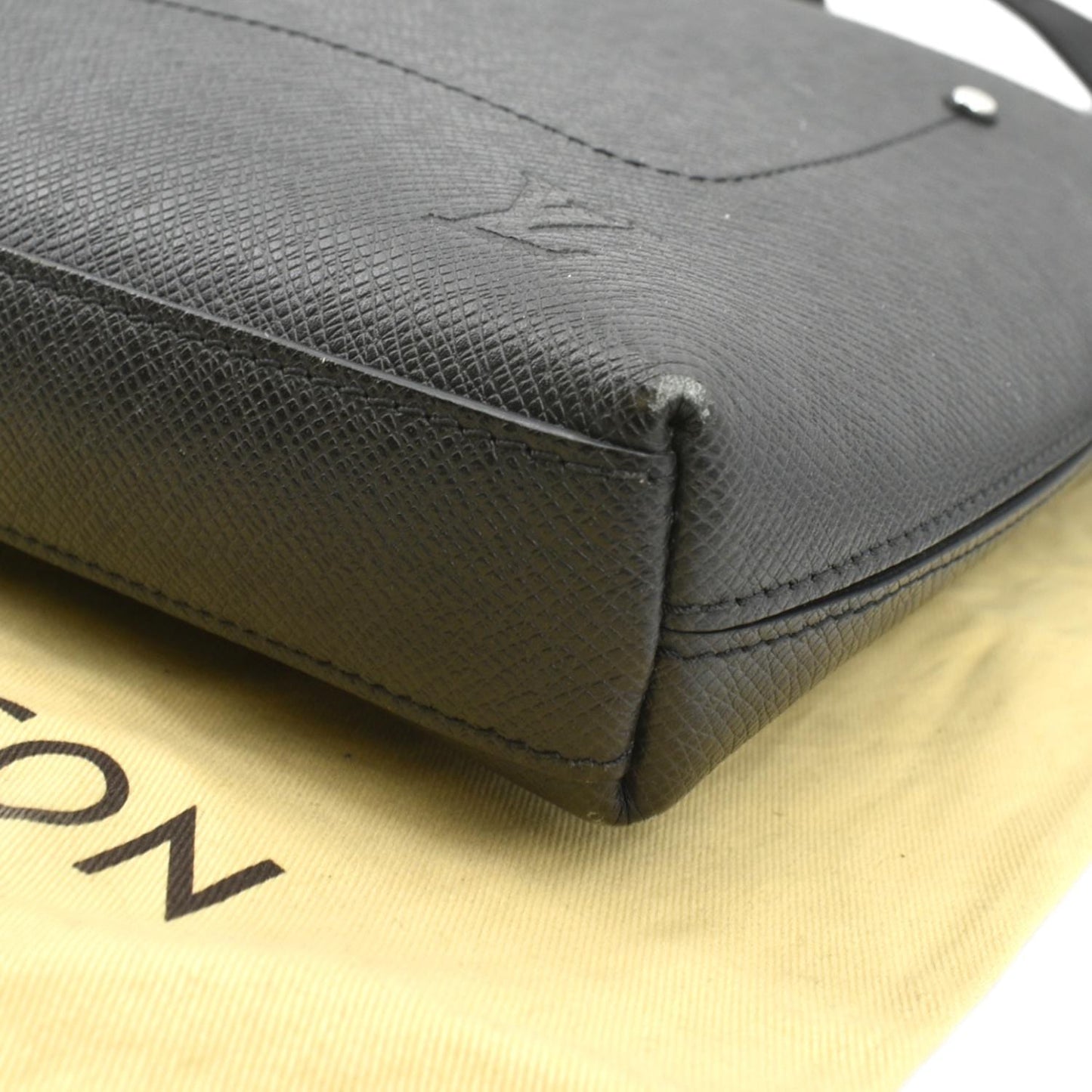 LOUIS VUITTON Grigori Pochette Taiga Leather Crossbody Bag Black