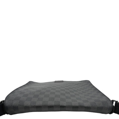 LOUIS VUITTON District Messenger Damier Graphite Messenger Bag Black