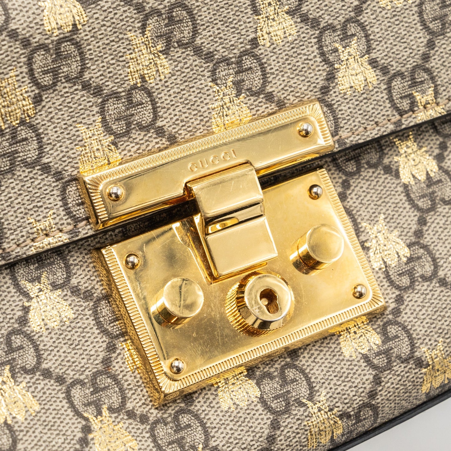 Gucci small padlock chain bag GG supreme canvas with Bee print beige / black