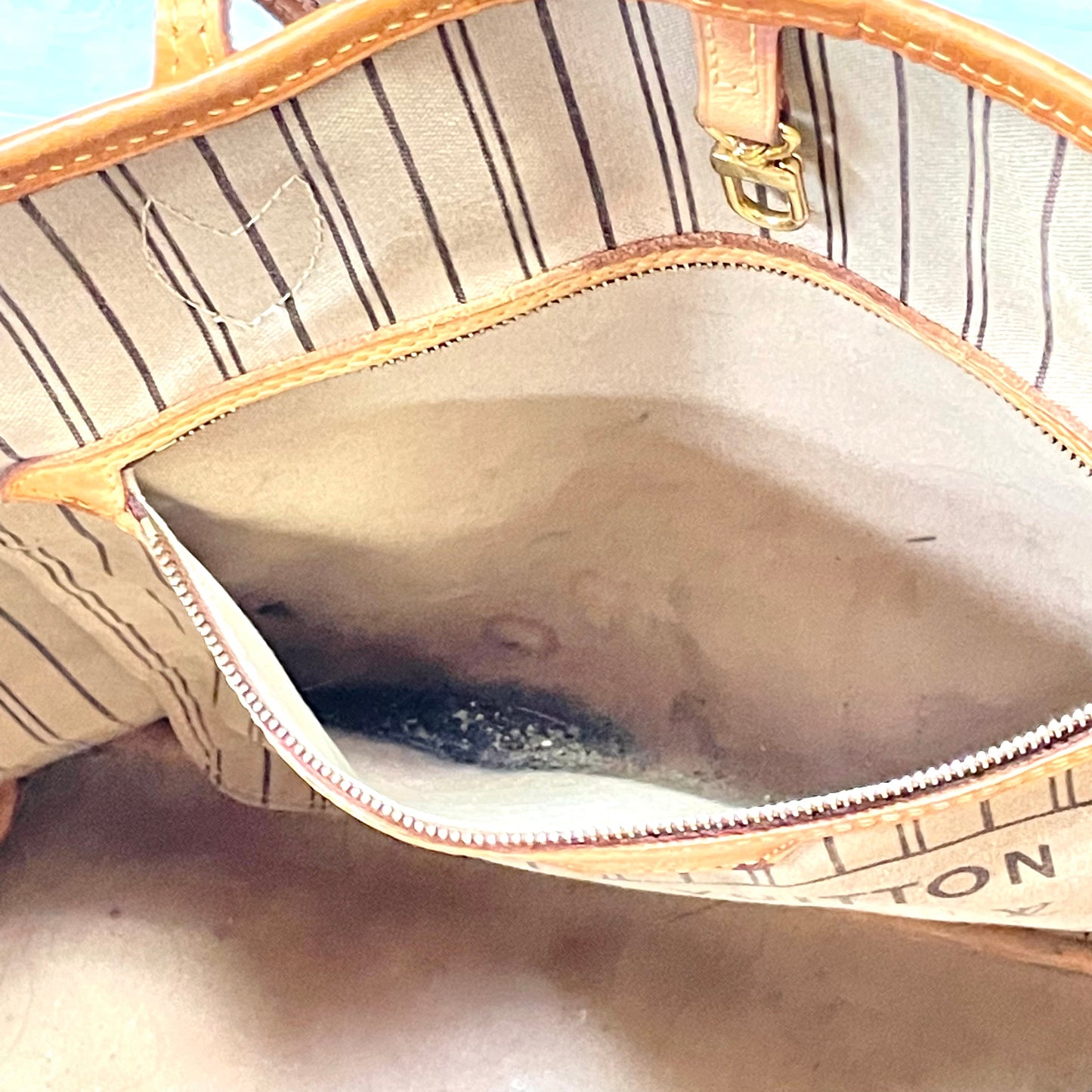 Handbag Luxury Designer By Louis Vuitton  Size: Large