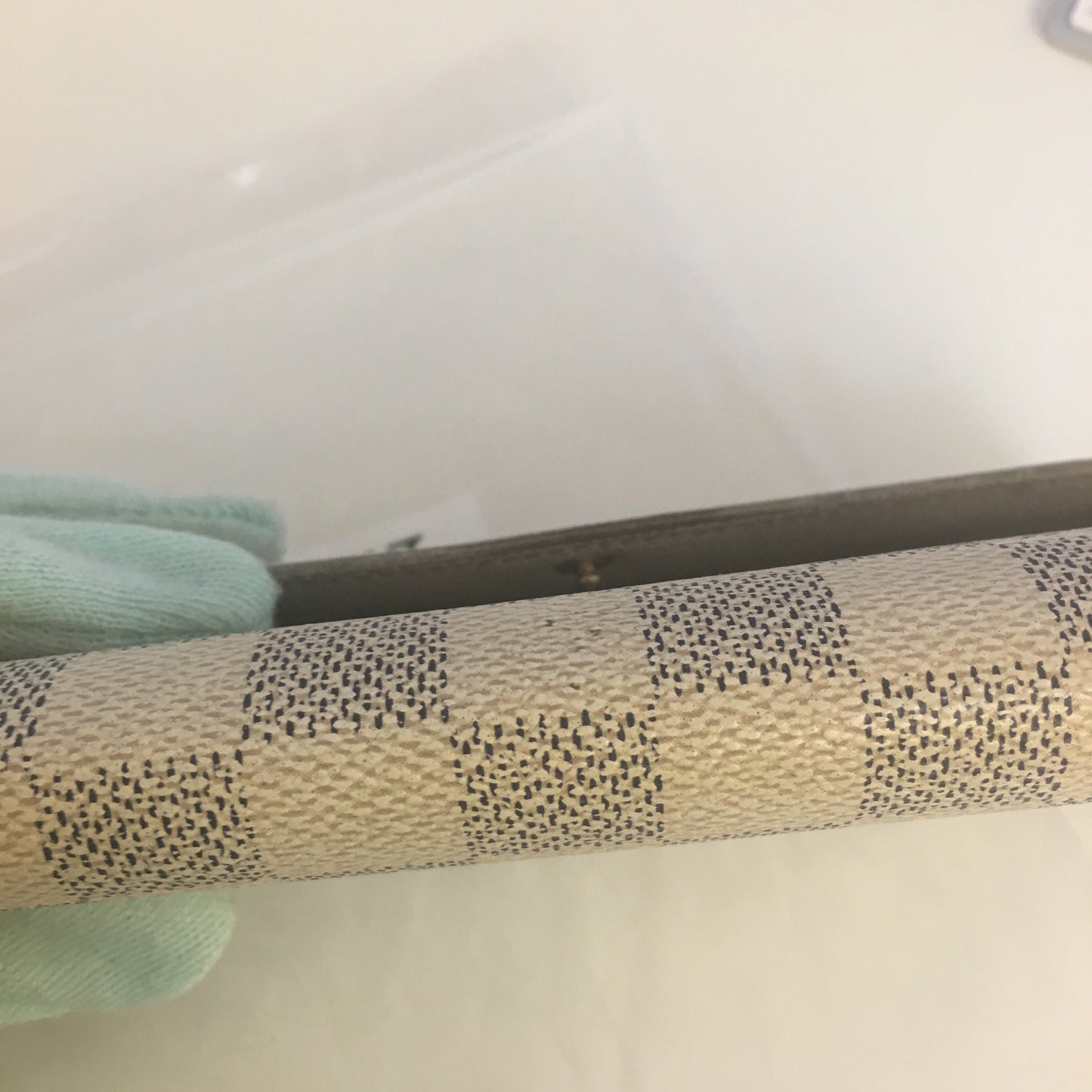 LOUIS VUITTON Wallet in White Canvas