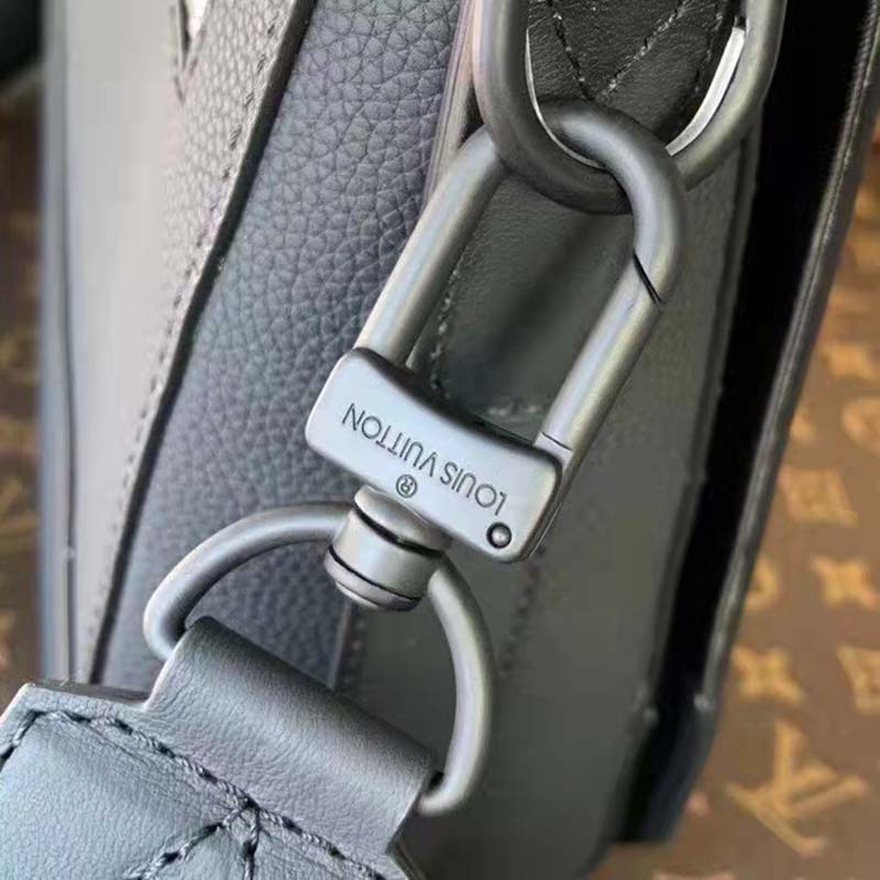 Louis Vuitton LV Aerogram Messenger Black Grained Calf Cowhide Leather Textile Lining