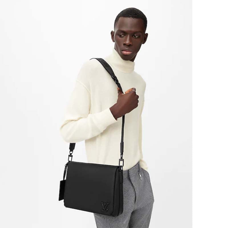 Louis Vuitton LV Aerogram Messenger Black Grained Calf Cowhide Leather Textile Lining