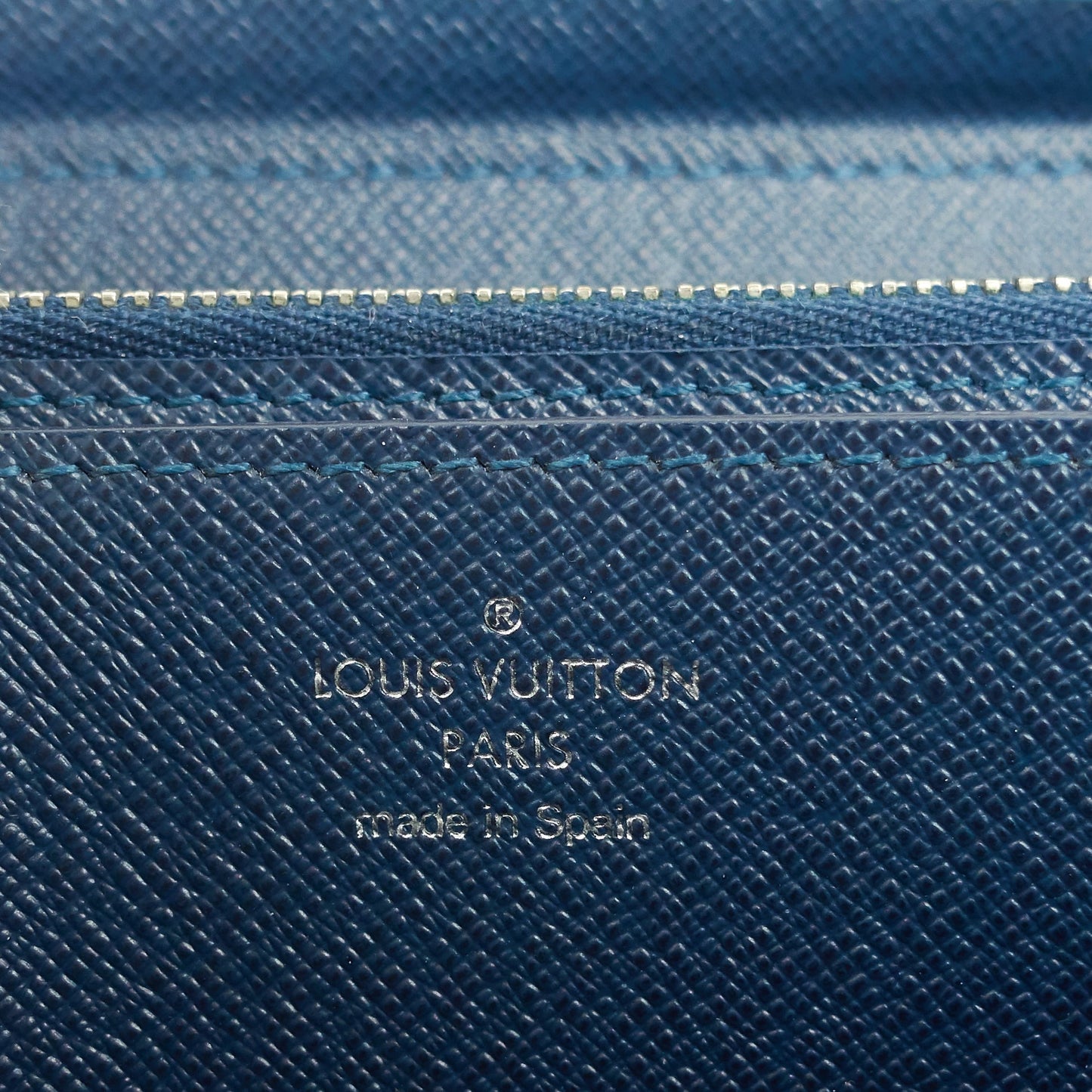LOUIS VUITTON Zippy XL Taiga Leather Organizer Wallet