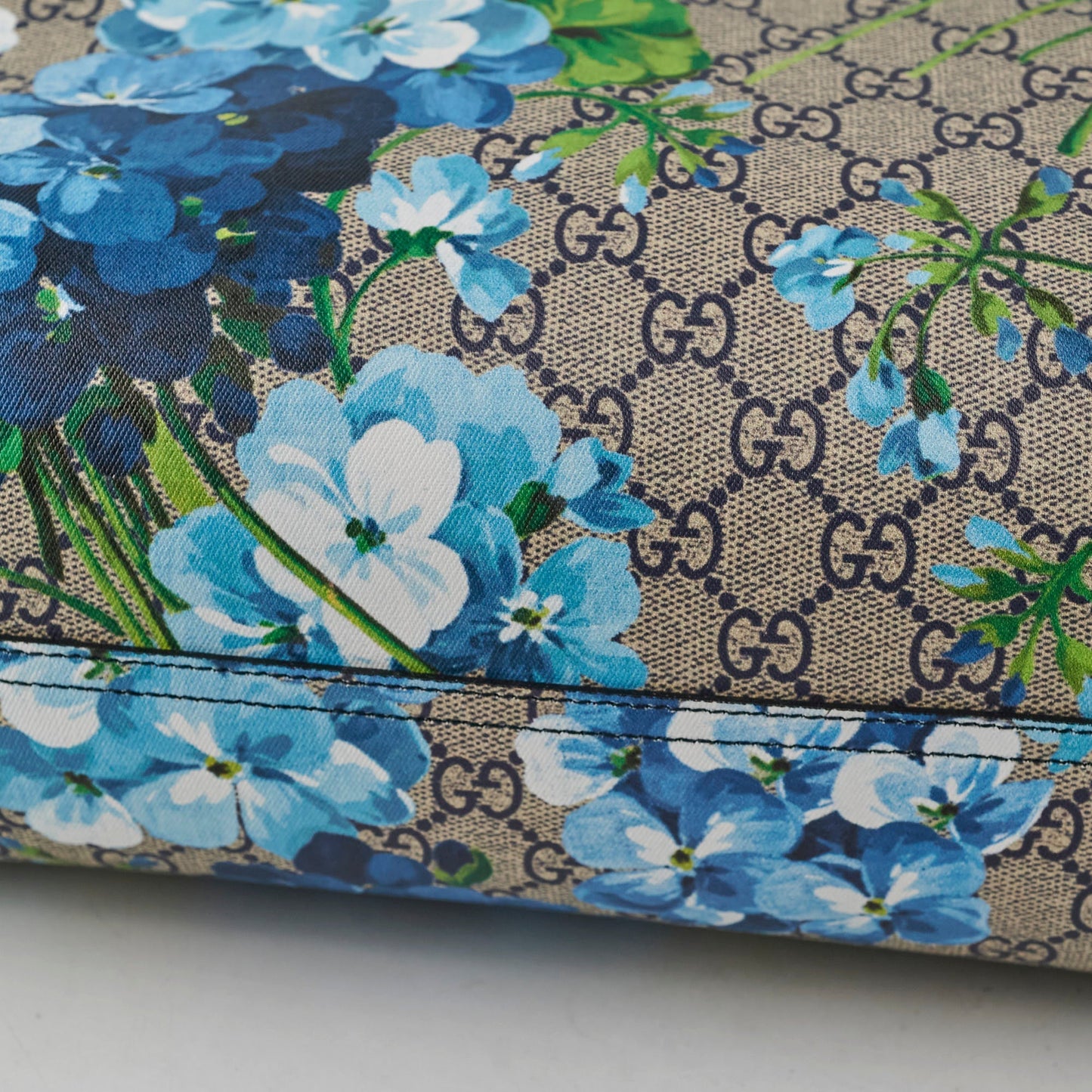 Gucci GG Supreme Medium Blooms Tote