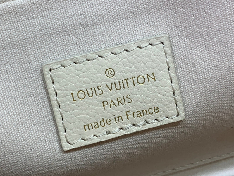 Franco Shops - Louis Vuittons  - 15822