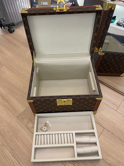 Franco Shops - Louis Vuittons  - 9504