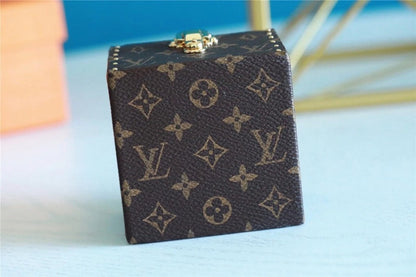 Franco Shops - Louis Vuittons  - 9525