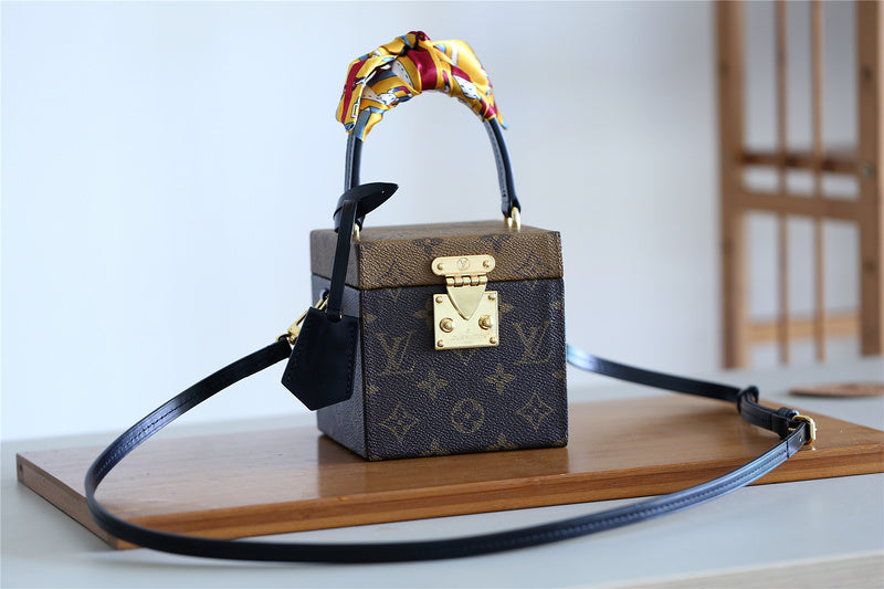 Franco Shops - Louis Vuittons  - 9401