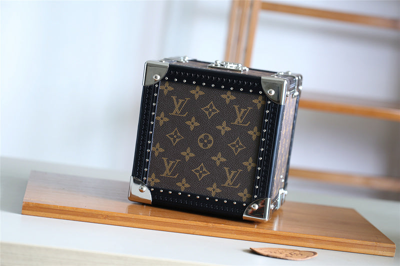Franco Shops - Louis Vuittons  - 9535