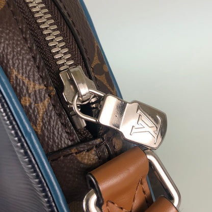 LOUIS VUITTON Shoulder Bag
