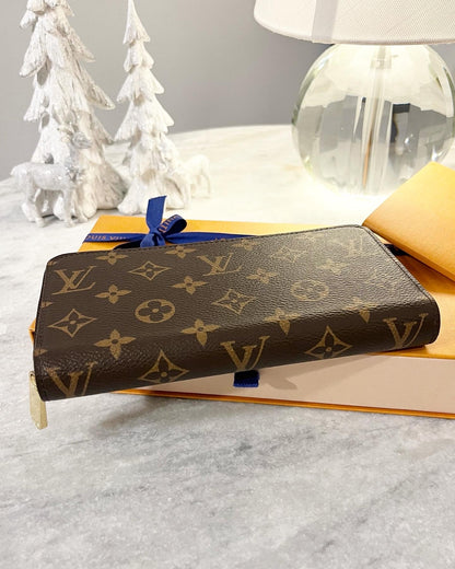 LOUIS VUITTON Monogram Zippy Wallet in Fuchsia