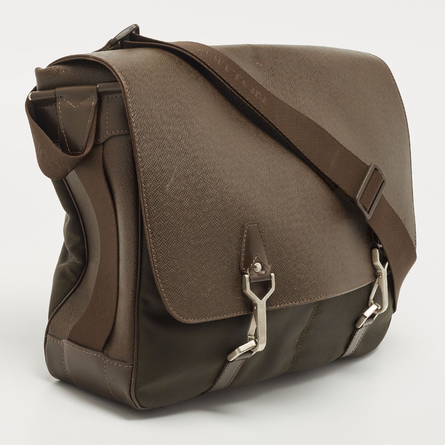 LOUIS VUITTON Black/Green Taiga Leather Dersou Messenger Bag