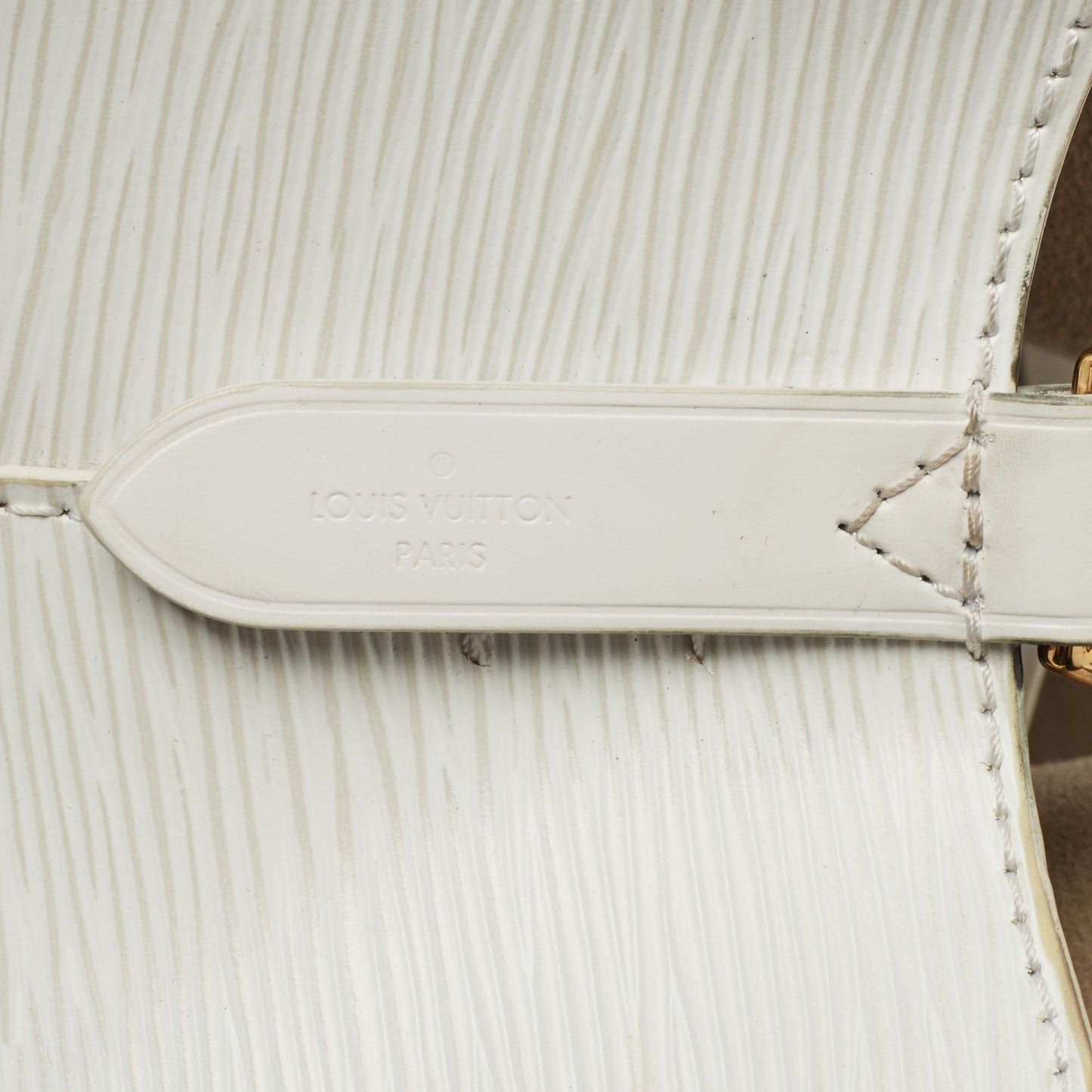 LOUIS VUITTON White Epi Leather Lovelock NeoNoe MM Bag