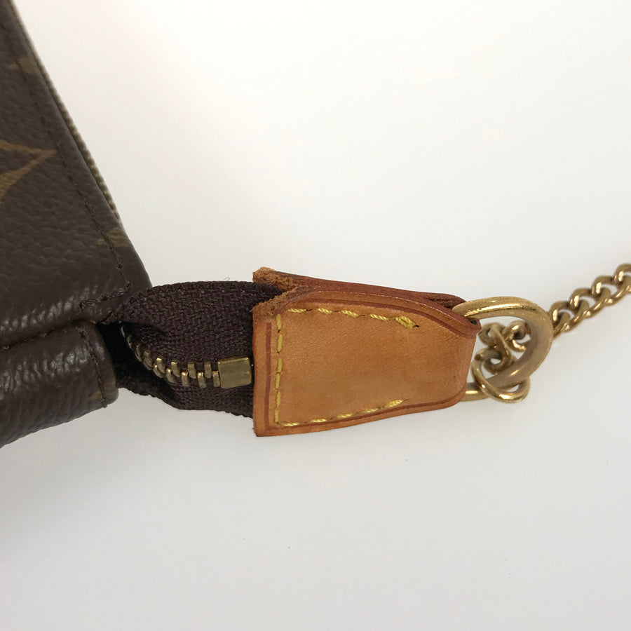 LOUIS VUITTON Monogram Mini Pochette Accessoires Pouch