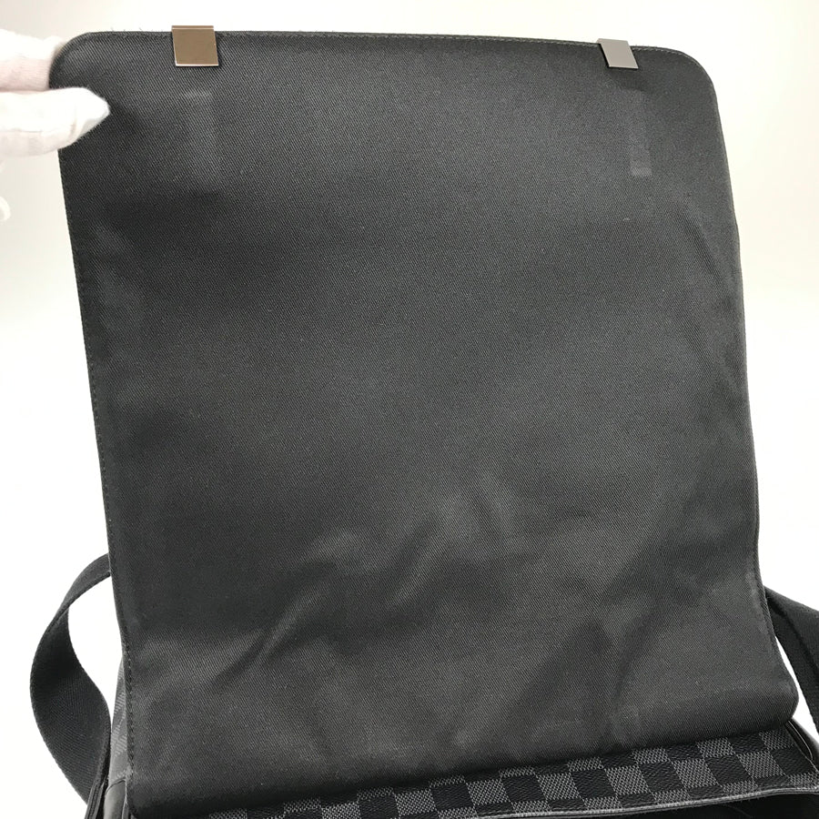 LOUIS VUITTON Messenger bag